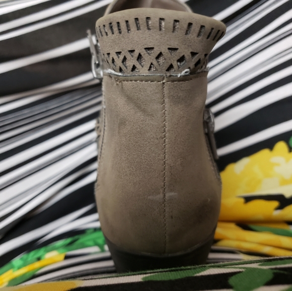 Boot - Picture 3 of 5